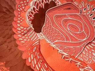 Специализируется на технике работы с бумагой и картоном для создания фантастических архитектурных инсталляций и пространств…