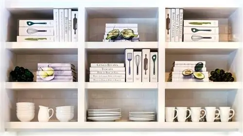 книжная полка с книгами, которые образуют картины произведения искусства