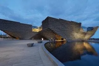 Здание VA Dundee в Данди, Великобритания. Из студии Kengo Kuma Associates, построенной в 2018 году Здание VA Dundee в Данди, Великобритания. Из студии Kengo Kuma Associates, построенной в 2018 году