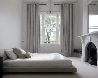 В главной спальне установлена кровать Softwall от Пьеро Лиссони для Living Divani