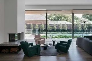 В гостиной кресла Utrecht от Gerrit Thomas Rietveld для Cassina приглашают вас расслабиться и насладиться видом на…