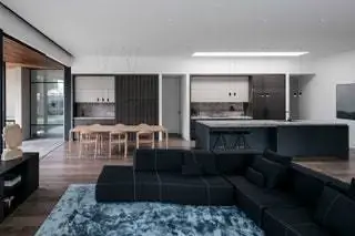 В столовой стол Latus и стулья Neva от Artisan. Подвесные светильники от Vibia