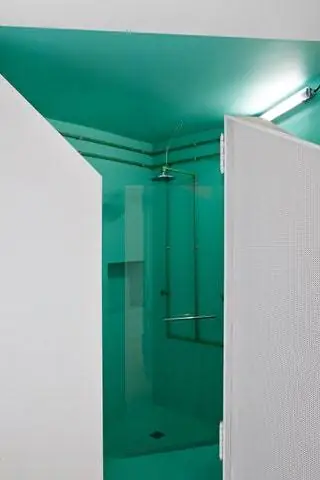Одна из ванных комнат окрашена в зеленый цвет