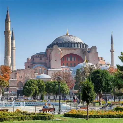 Собор Святой Софии в солнечный осенний день из парка Султанахмет в Стамбуле