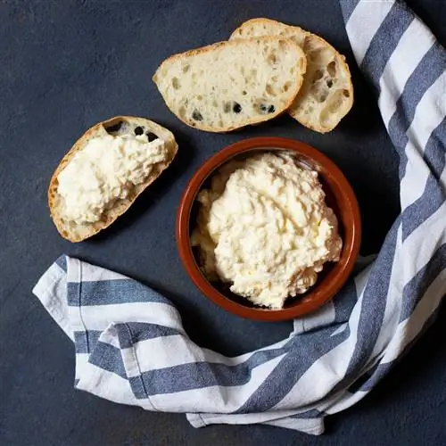 Каймак с хлебом