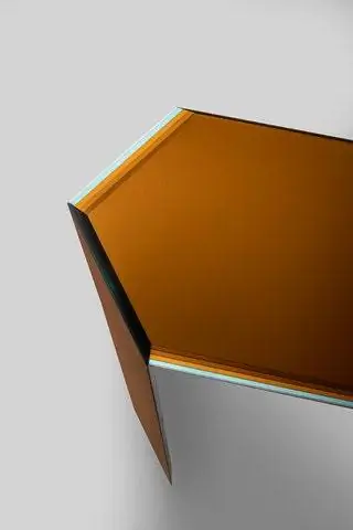 Консоль Bisel, разработанная для Glas Italia, представляет собой стеклянную конструкцию с перекрывающимися слоями разных цветов