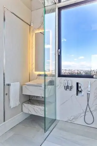 Поверхности Neolith также использовались в ванной комнате