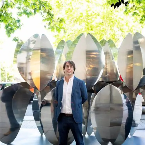 Художник Алехандро Вега с одним из своих творений