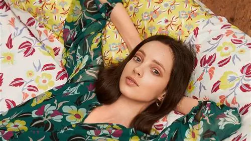 DELPOZO присоединяется к ANTHROPOLOGIE и дарит кресло и постельный гарнитур