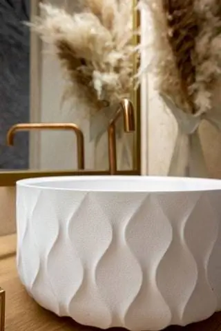 Silveira решила сделать ставку на новую коллекцию раковин Solid Surface от Bathco SAND WAVES для этого проекта…
