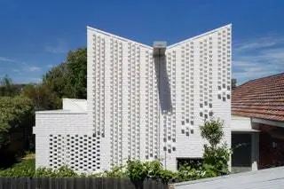 Архитектурная студия Atelier RedBlack реализовала особенный заказ с прямой связью с провенансом…
