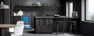 Параллельно и темно. Это кухня, в которой был выбран тотальный черный цвет, а…