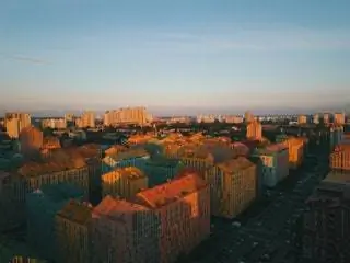Построенный на старой промышленной земле, проект восстановил зеленые зоны, хотя он был изолирован от окружающих территорий, которые…