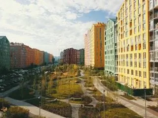 Одна из площадей проекта с магазинами, ресторанами, школами и спортивными залами с более близким изображением…