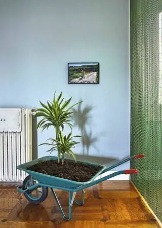 У входа в дом Химены Блезкес украшенная Жаном Порше тачка и фотография с перформанса Пасео…
