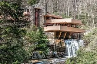 Fallingwater) - дом архитектора Фрэнка Ллойда Райта, построенный в 1935 году в городке Милл-Ран на юго-западе Пенсильвании…