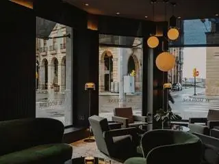 У них были вневременные предметы, такие как мебель от Gubi и Cassina, а также светильники от Fontana Arte или Parachilna…