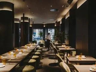 Môderne Bar Champagne находится среди баров Хихона и является идеальным местом для длинных завтраков или послеобеденных вечеров…
