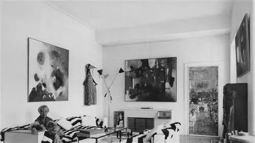 Венеция, 1968 год. Удобно устроившись в гондоле, Пегги Гуггенхайм использует преимущества прогулки по каналам, чтобы добраться до… Венеция, 1968 год. Удобно устроившись в гондоле, Пегги Гуггенхайм использует преимущества прогулки по каналам, чтобы добраться до…