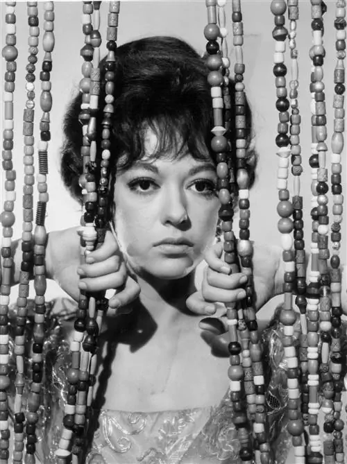 Рита Морено за занавеской из бисера в сцене из фильма «Лето и дым», 1961 год