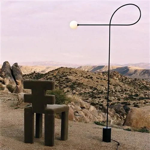 В калифорнийской пустыне Yucca Valley H стул и торшер Bow от Estudio Persona