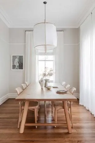 В столовой стулья от Thonet, стол от Mark Tucky, а подвесная лампа от Spence Lyda