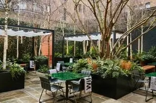 The Courtyard - единственная ресторанная зона под открытым небом в Mayfair, спроектированная Rosebank Landscape Architects и…