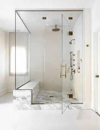 Фрагмент мраморного душа в главной ванной комнате