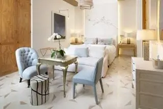 На верхнем этаже находится LÔtel, дизайнерский бутик-отель, состоящий из 10 различных роскошных номеров…