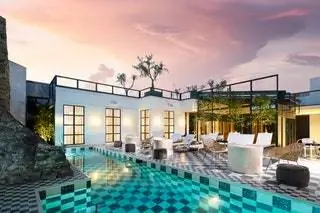 Жемчужиной Dôce 18 Concept House является его знаменитая терраса у бассейна, облицованная черно-белой плиткой, словно…