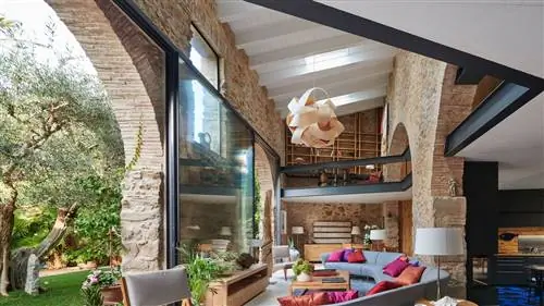 От PAJAR к сияющей архитектурной жемчужине в L'EMPORDÀ