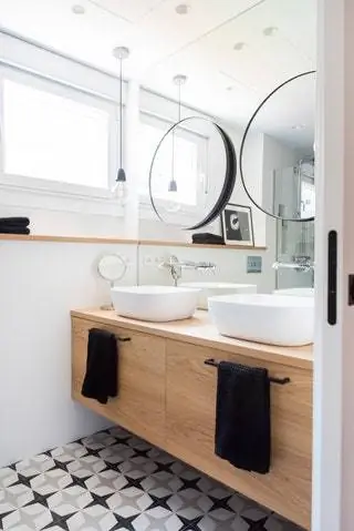 В ванных комнатах выделяется выбор геометрических полов