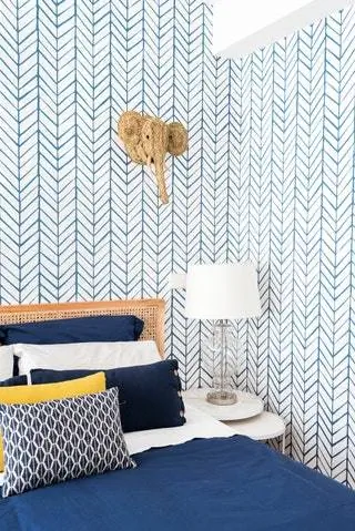 В гостевой комнате поклеены обои, которые владелец приобрел в США