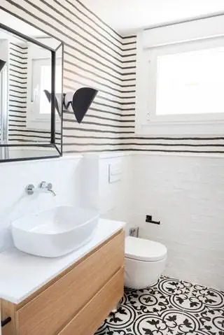 В другой ванной были выбраны очень эффектные обои