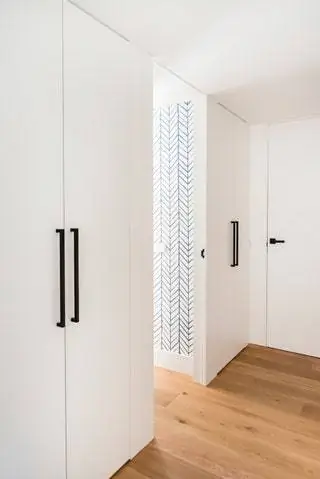 Комнаты и шкафы открываются с обеих сторон, но когда двери закрыты, получается…