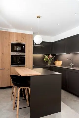 Это сочетание цветов сохранилось во всем доме, но белый преобладает над всем остальным. Кухня - это…