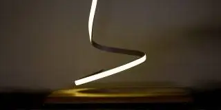 Разыграйте лампу из потустороннего мира. Он отражает вымысел, историю, смоделированную таким образом, чтобы создать бесконечность…