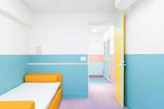 Две одноместные спальни одинаковы по размеру и дизайну, но чередуются и сочетаются цвета, чтобы…
