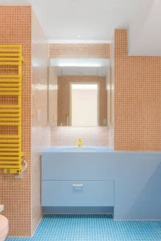 В ванных комнатах в качестве облицовки также использовался HIMACS®, материал из акрилового камня, который для этого дизайнера…