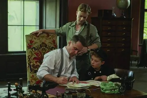 Сэм Рокуэлл, Алфи Аллен и Роман Гриффин Дэвис в фильме «Кролик ДжоДжо». Фото Ларри Хоррикса. &copy; 2019 Двадцатый…