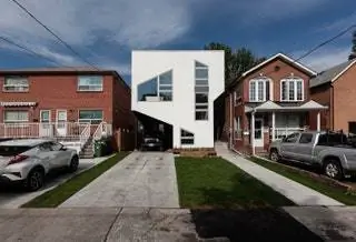 Недалеко от Торонто, в районе Ронсесвальес, мы находим The Mask House, один из последних проектов студии RZLB…