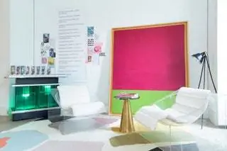 Пара кресел из прозрачного метакрилата от Private Collection, итальянский мрамор и латунный столик от Rue…