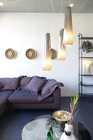 В углу гостиной диван, который они обработали вместе с Moroso, с подушками, подтверждающими их линию уличной одежды