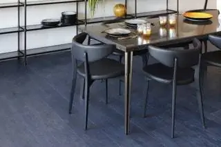 Стулья и обеденный стол созданы в сотрудничестве с Moroso. Середина века и брутализм являются частью ДНК…