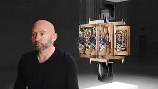 Художник Майкл Мерфи рядом со своей инсталляцией