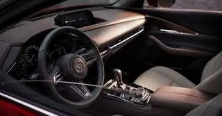 В соответствии с принципом «SleekBold», характерным для всего дизайна автомобиля, интерьер CX30 демонстрирует дизайн линий…