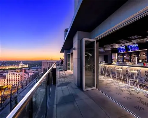 Терраса с баром и рестораном в отеле Aloft Madrid Gran Vía
