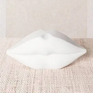 Келли Уистлер разработала эту скульптуру в форме губ из мрамора Calacatta и Nero Marquina. Ручная работа из… Келли Уистлер разработала эту скульптуру в форме губ из мрамора Calacatta и Nero Marquina. Ручная работа из…