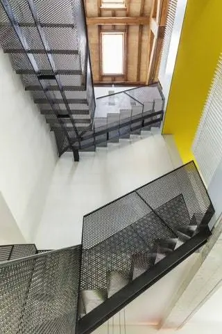Мы разделили пространство на три уровня, чтобы напечатать три разных впечатления, на первом этаже мы используем цвет… Мы разделили пространство на три уровня, чтобы напечатать три разных впечатления, на первом этаже мы используем цвет…
