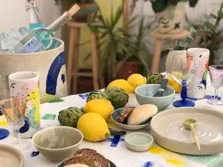 Стол у меня во дворе моей мастерской, потому что керамика рулит, а она не понимает ни праздников, ни трапез…